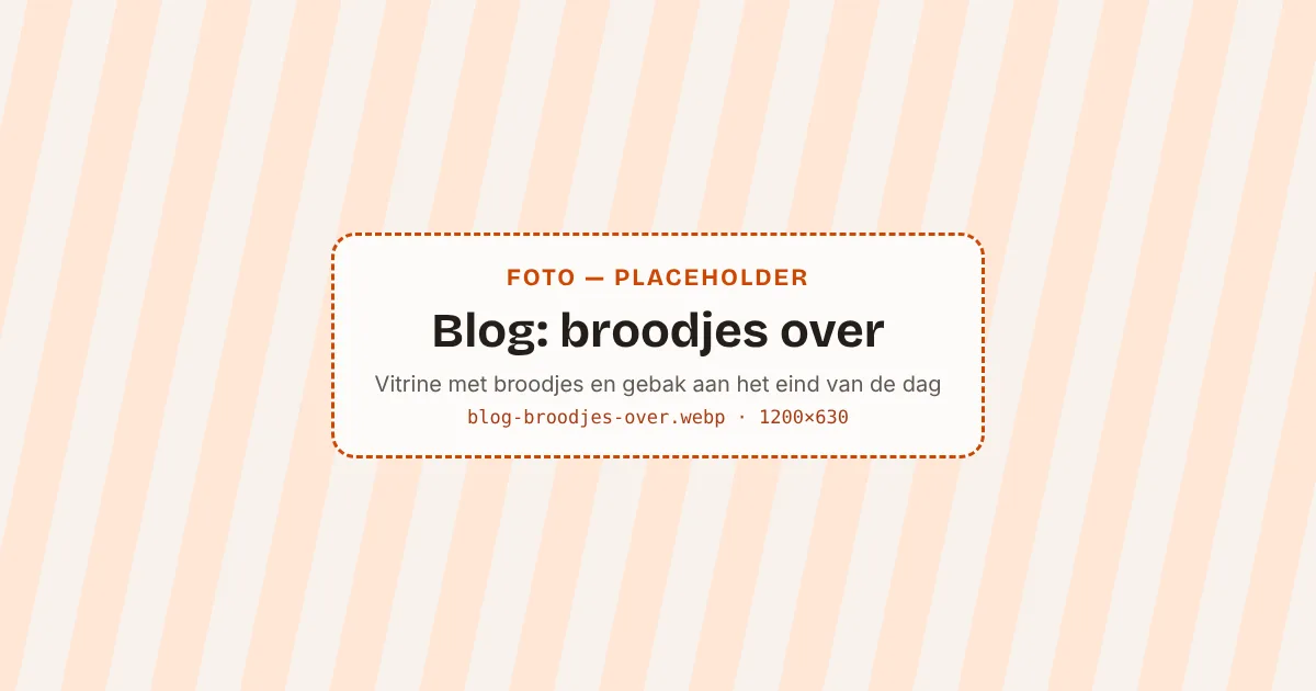 Broodjes in een afhaaltas op een warme houten ondergrond